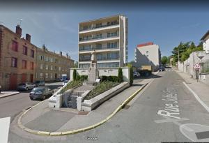 a street with a building on the side of the road at Bel appartement a vivre in Saint-Étienne