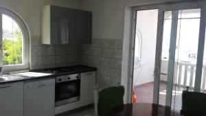 Kuchyň nebo kuchyňský kout v ubytování Apartmani Kristijan