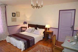 um quarto com uma cama e um lustre em L'Oree du Pin em Bessan