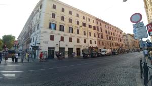 un grupo de personas de pie en una calle de la ciudad con un edificio en Luca's Vatican Hospitality, en Roma