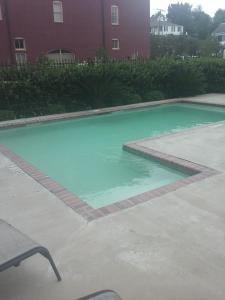 uma grande piscina azul em frente a um edifício em Natchez Grand Hotel On The River em Natchez