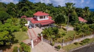 widok z góry na dom z czerwonym dachem w obiekcie The Orchard Holiday Home w Mahé
