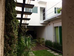 vista esterna di un edificio con balcone di Posada San Cristobal a Cuernavaca