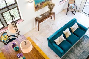 卡斯凱什的住宿－Art 4 You Cascais Suites，享有带蓝色沙发的客厅的顶部景色。