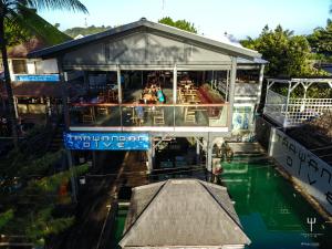 Bazén v ubytování Trawangan Dive Resort nebo v jeho okolí