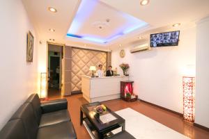 a lobby with two people at a reception desk at Anh Duy Hotel - Nguyễn Công Trứ The Bitexco Neighbour in Ho Chi Minh City