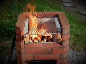 un horno de ladrillo con fuego dentro de él en Rentola en Eräslahti