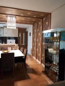 une salle à manger avec une table et une cuisine avec une salle à manger dans l'établissement Apartamento Homeland 305, à Gramado