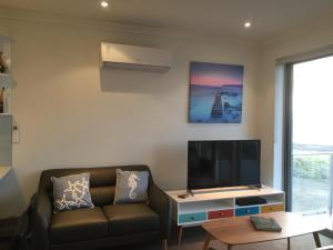 TV a/nebo společenská místnost v ubytování Penneshaw Oceanview Apartments + 37 fotografií