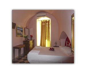Un dormitorio con una gran cama blanca con flores. en appartamento via san pardo, en Matera