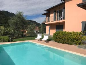 een zwembad voor een huis bij Casa Oleandro in Bellagio