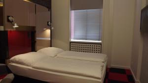 Postel nebo postele na pokoji v ubytování Hotel Cristall - Frankfurt City