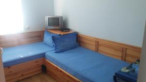 Habitación con 2 camas y TV en la parte superior. en Guest House Gorski Kut, en Granitovo