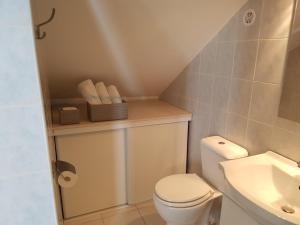 Un baño pequeño con inodoro y lavabo. en Chambre-Studio Mare Bianca, en Saint-Florent 8 fotos más