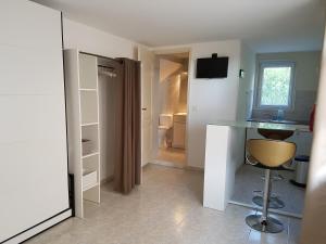 Habitación con escritorio, mesa y silla. en Chambre-Studio Mare Bianca, en Saint-Florent