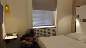 Postel nebo postele na pokoji v ubytování Hotel Cristall - Frankfurt City