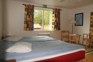 سرير أو أسرّة في غرفة في Bed & Breakfast Björkhyddan