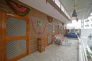Zimmer mit einer Holzwand und einer Tür in der Unterkunft Pushkar Cooking Art and Home Stay in Pushkar