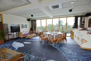 成功的住宿－油桐花坊台東館，一个带桌椅的大客厅