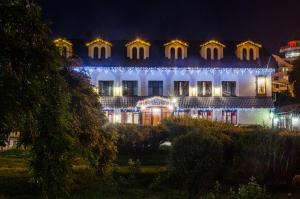 a building with christmas lights on it at night at Lepsza Садыба in Bila Tserkva