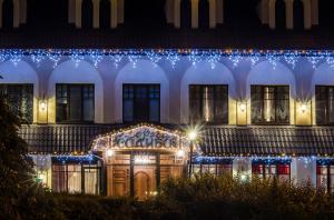 Un edificio con le luci di Natale sopra la notte di Lepsza Садыба a Bila Cerkva
