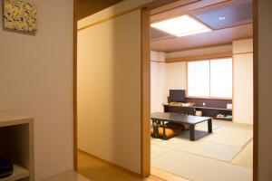 Habitación con mesa y comedor. en Wakkanai Grand Hotel, en Wakkanai