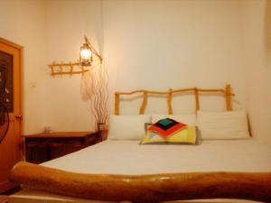Nature lovers safari House في اوداوالاوي: غرفة نوم مع سرير مع لوح خشبي للرأس