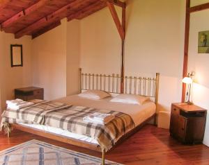 una camera da letto con un letto in una stanza di Zhivka House a Glavatartsi