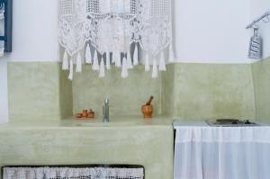 una cucina con un lavandino e un tavolo con un asciugamano di Emmantina a Mesariá