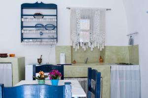 una sala da pranzo con sedie blu e tavolo di Emmantina a Mesariá