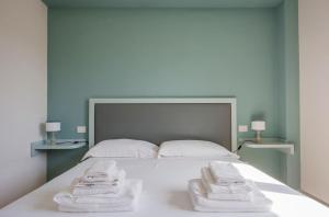 ein Schlafzimmer mit einem Bett mit zwei Handtüchern darauf in der Unterkunft Borgo Guelfo VI in Florenz