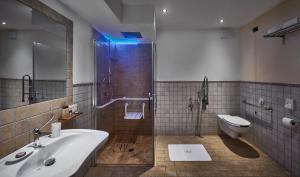 Koupelna v ubytování Hotel Rocca Della Sena + 37 fotografií