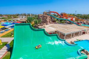 una vista aerea di un parco acquatico di Pickalbatros Aqua Blu Sharm El Sheikh a Sharm El Sheikh