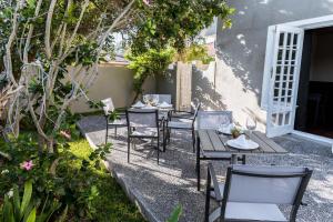 Κήπος έξω από το Le Petit Chateau Guest House