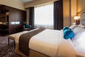 Gulta vai gultas numurā naktsmītnē Golden Tulip Doha Hotel