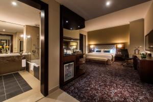 Gulta vai gultas numurā naktsmītnē Golden Tulip Doha Hotel