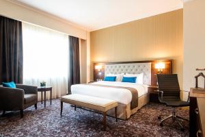 Gulta vai gultas numurā naktsmītnē Golden Tulip Doha Hotel