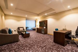 Televizors / izklaižu centrs naktsmītnē Golden Tulip Doha Hotel