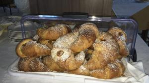 Ein Glasbehälter voller Bagels auf einem Tisch in der Unterkunft Hotel Marina Blu in Guardia Piemontese Terme