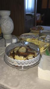 ein Tisch mit einem Teller Essen auf einem Tisch in der Unterkunft Hotel Marina Blu in Guardia Piemontese Terme + 5 Fotos