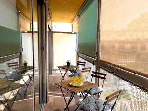 Habitación con balcón con mesas y sillas. en Apartments Pool Barcelona Center, en Barcelona