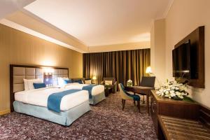 Gulta vai gultas numurā naktsmītnē Golden Tulip Doha Hotel