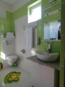Ένα μπάνιο στο Carmen Studio +21 φωτογραφίες