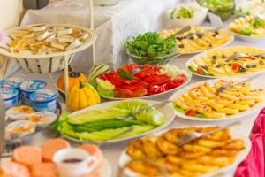 Pensjonat Adria في زاكوباني: طاولة مليئة بأطباق الطعام مع الخضروات عليها