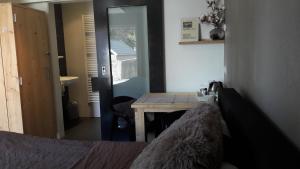 een slaapkamer met een bureau en een tafel met een bed bij Bed & Breakfast De Schans in Makkum