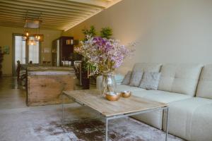 Posezení v ubytování Apartamento Bizcocheros con piscina y jardín privado
