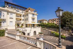 una luz de la calle frente a un edificio blanco en Hotel Castel Vecchio en Castel Gandolfo