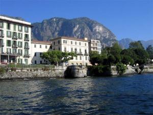 un grupo de edificios junto a una masa de agua en Hotel Riviera, en Cadenabbia