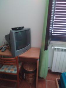 a small television sitting on a desk in a room at Regina di cuori in LʼAquila