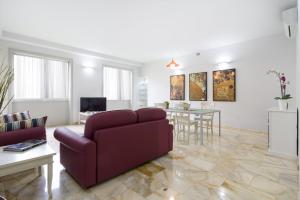 ein Wohnzimmer mit einem Sofa und einem Tisch in der Unterkunft PrimoPiano - RG12 in Mailand